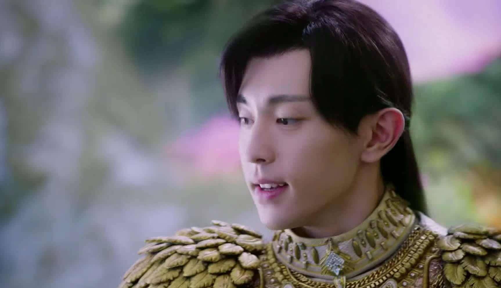 比如邓伦的古装扮相,虽说吊梢凤眼符合男主角原身凤凰的描述,但这种眼