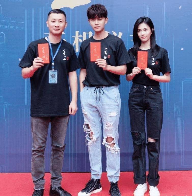 《一生一世》路透,任嘉伦大衣造型太帅气,而我在关注白鹿造型_时宜