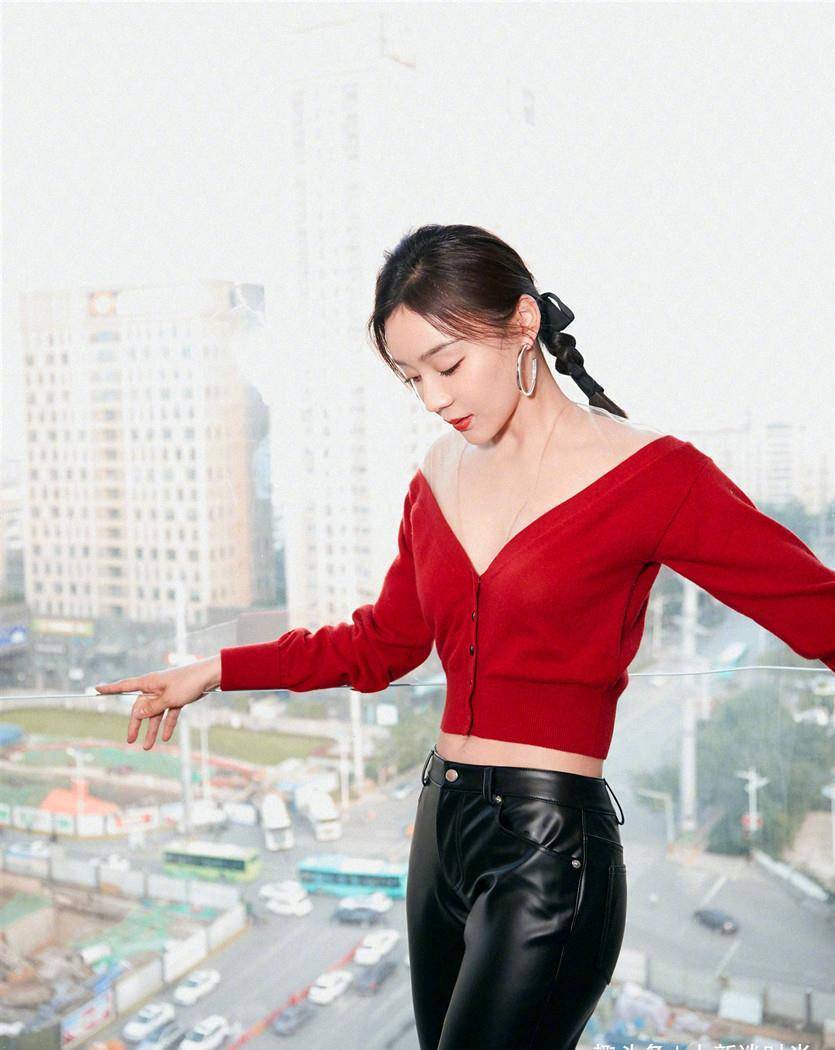 33岁袁姗姗终于放开了!把毛衣领子开到肩上,下身皮裤还勒这么紧.