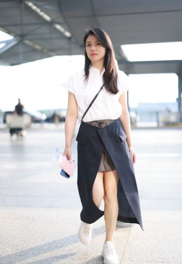 刘涛的审美一言难尽,她穿了两条裙子来跟上时尚,露出大象腿,秀出小腹