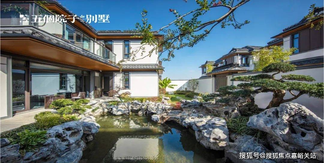 41容积率与高达50%的绿地率,呈现"一栋墅,半亩地"的极致空间尺度,使