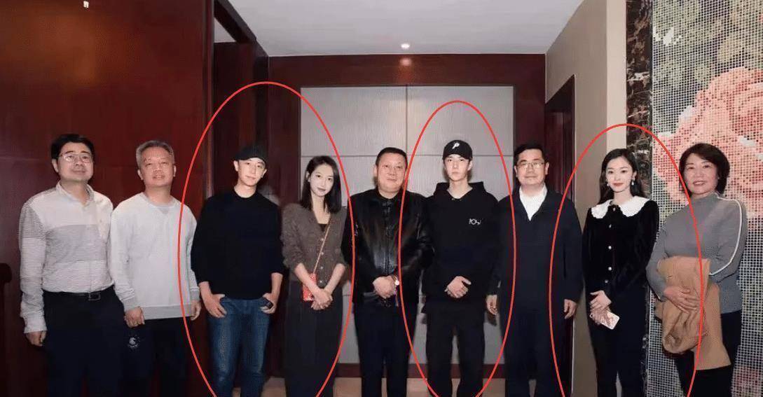 《风起洛阳》后台合影照,黄轩宋茜站旁边,c位王一博引争议_照片_定位