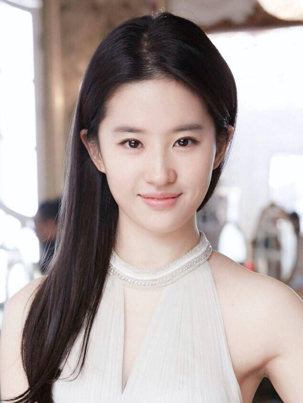 刘亦菲写真大赏:内娱女神之巅,为何她的美貌与才华无人能敌?