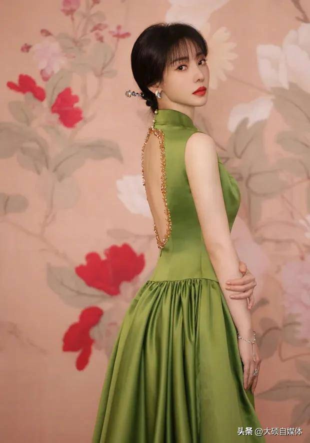 柳岩身穿绿色露背长裙,完美身材尽显,惊艳_照片_风格_时尚