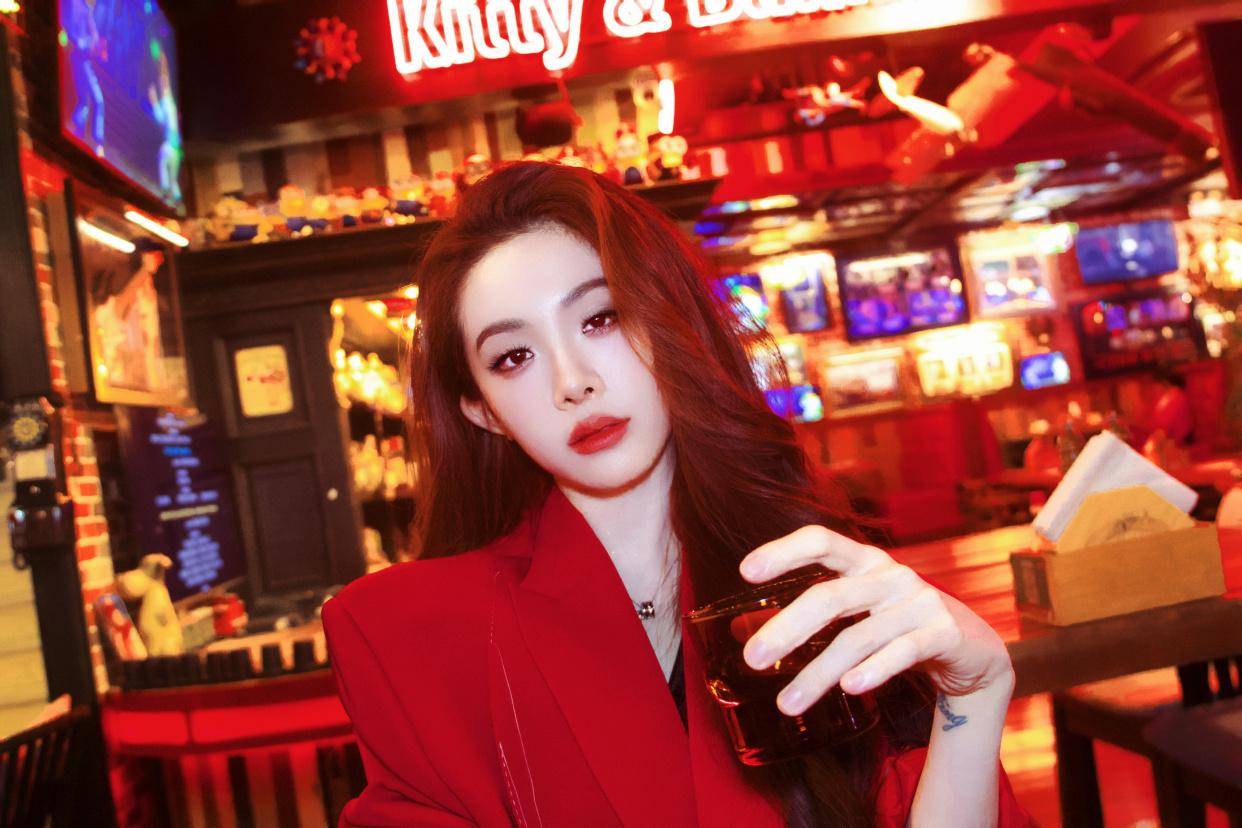 喻言跨年直播自增黑事件宠粉人设崩塌,隔空喂饺子喂蛋糕暖心送祝福