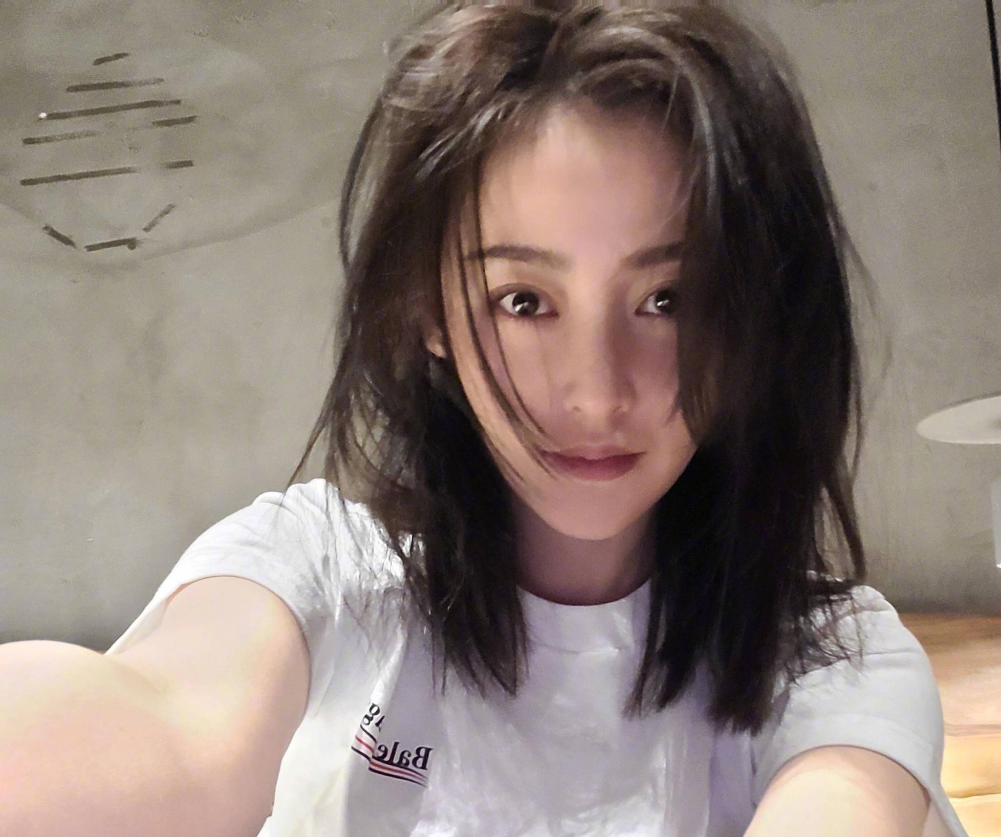 张天爱让助理抬穿衣镜,自己大玩自拍,最后出来的效果真是p图都不敢