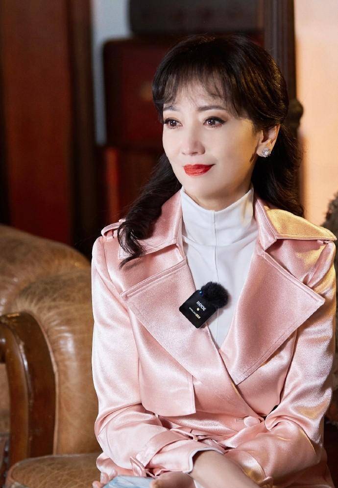 68岁赵雅芝又开始扮美,穿粉美大衣也不显老,连挤脚高跟都穿得下_粉色