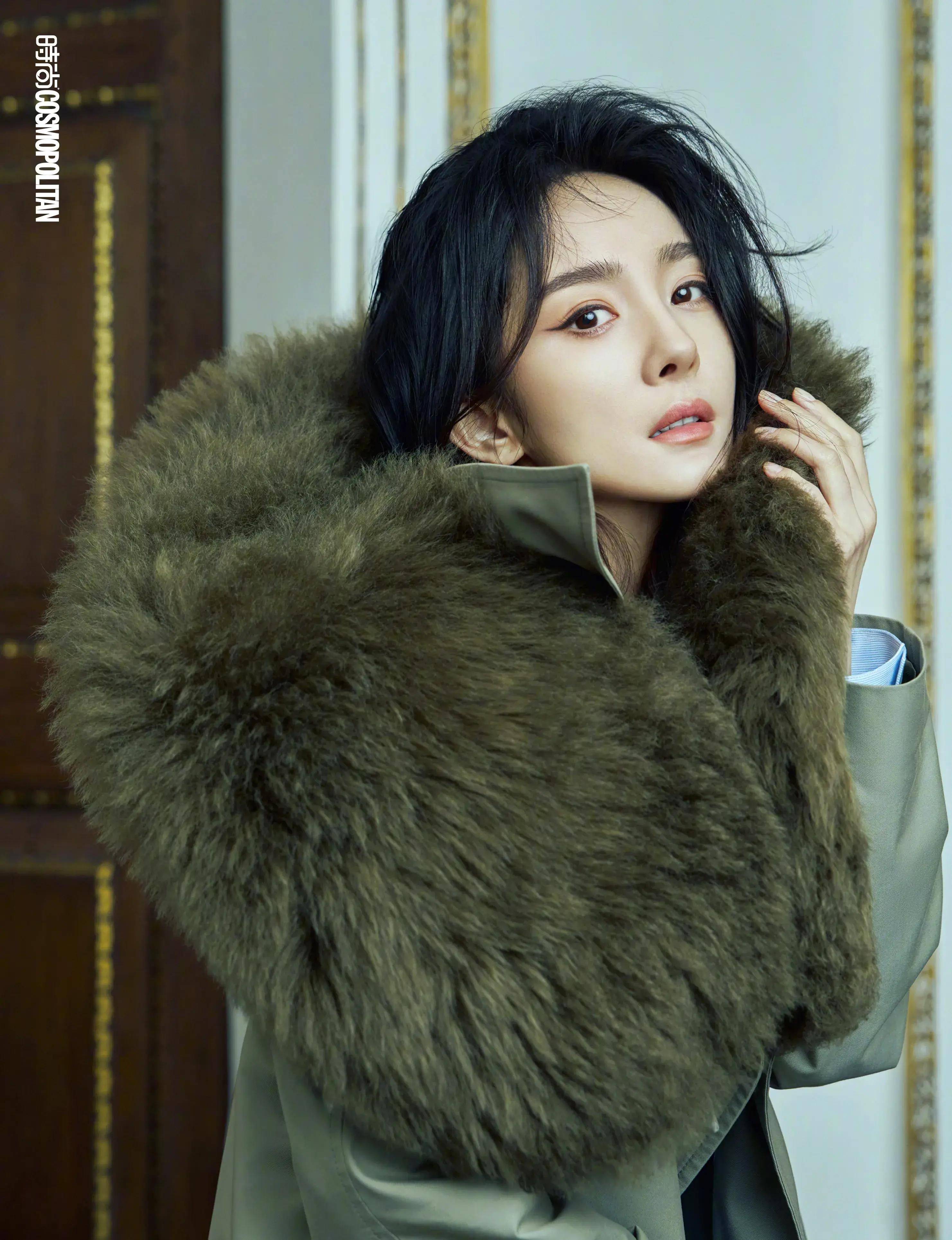 原创杨幂登时尚cosmo十二月封面袒露香肩演绎古堡名伶太美了