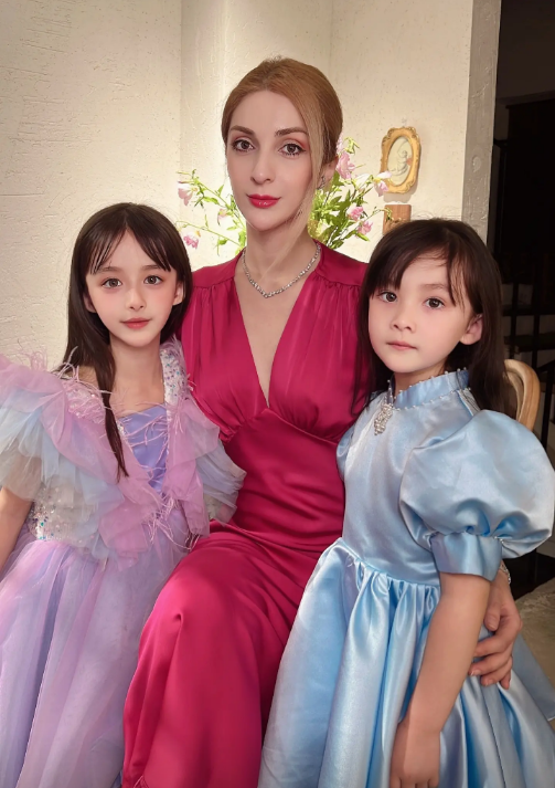 被外国美女倒追的小伙,如今已有两个混血女儿,大女儿像杨幂!