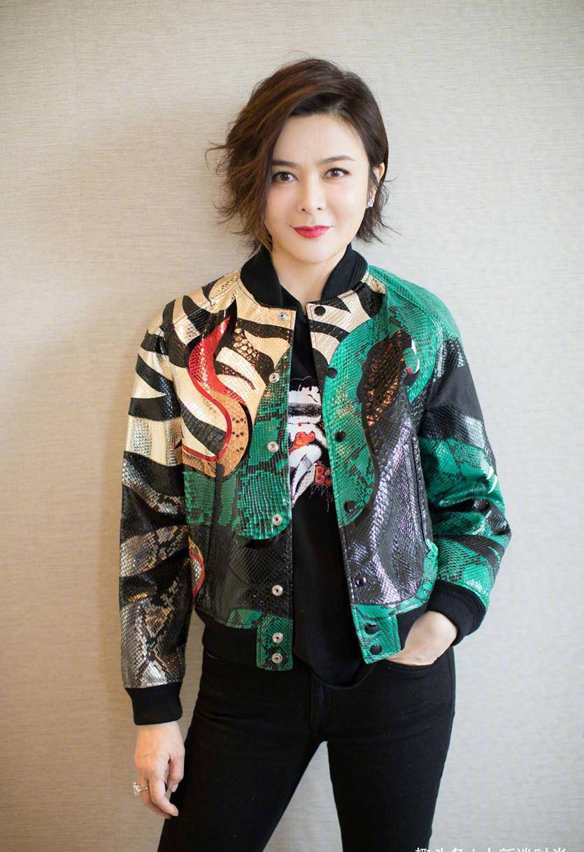 关之琳57岁好时尚!