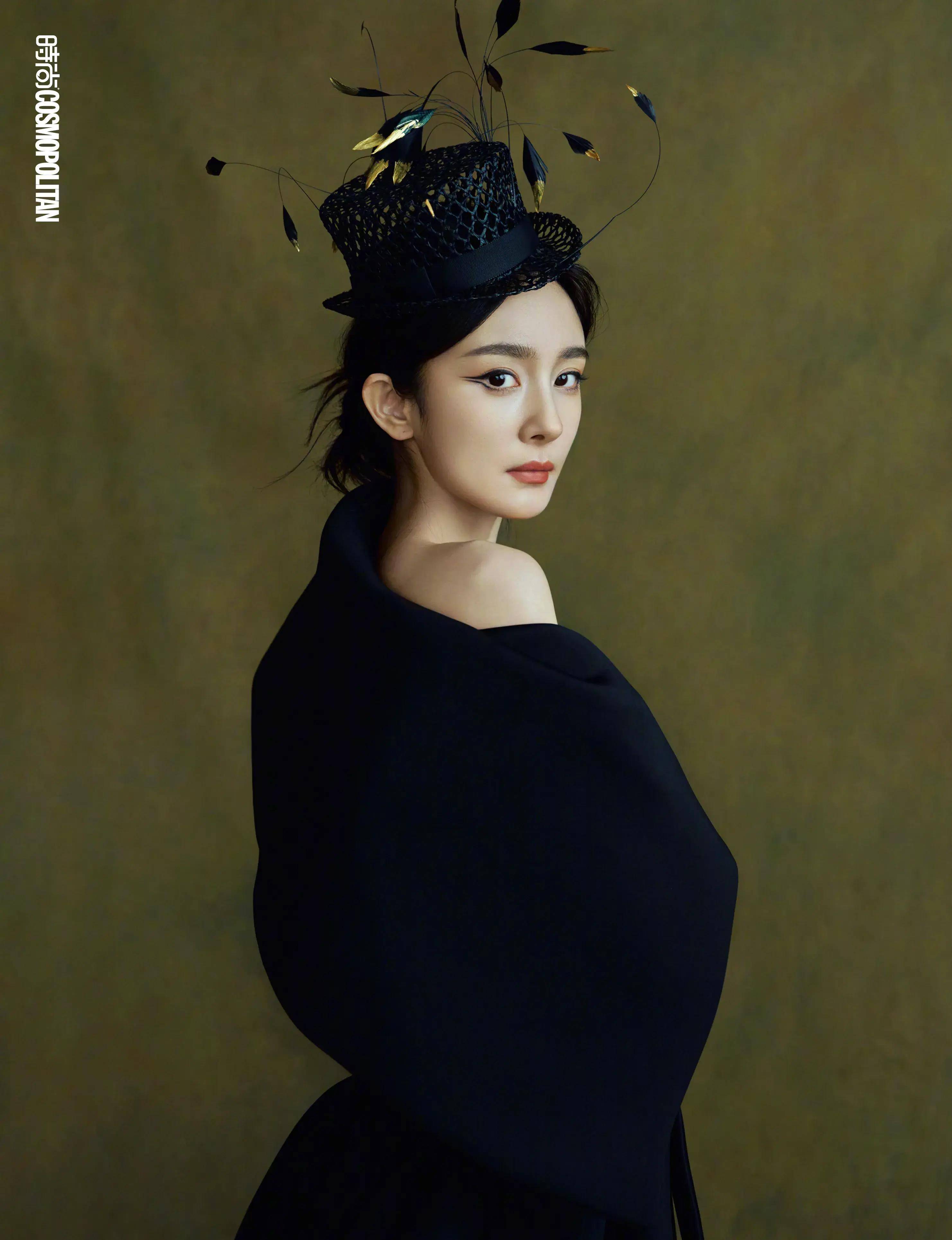 杨幂登时尚cosmo十二月封面,袒露香肩演绎古堡名伶,太美了_风格_裙子