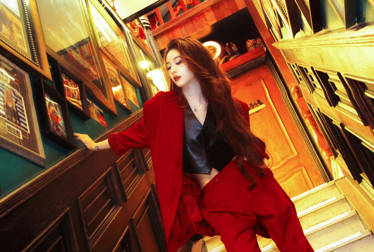 喻言跨年直播自增黑事件宠粉人设崩塌,隔空喂饺子喂蛋糕暖心送祝福