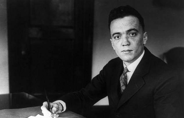 他叫埃德加·胡佛,1917年从乔治华盛顿大学拿到法学学位,若按部就班他