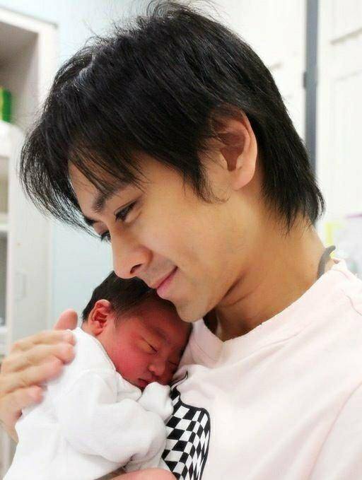 小家伙堪称"整容般"长大,超像迷你林志颖_孩子_陈若仪_爸爸