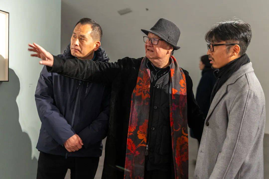 美術館藝術總監李小山先生宣佈趙方方個展開幕,嘉賓移步展廳,觀看畫展