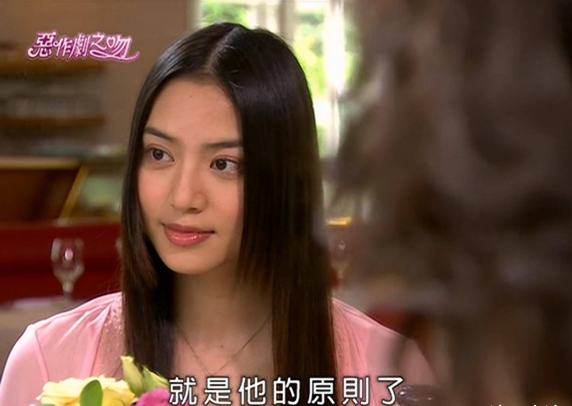 白歆惠是典型的魔鬼身材,天使脸蛋,一米七五的身高让她在人群中特别