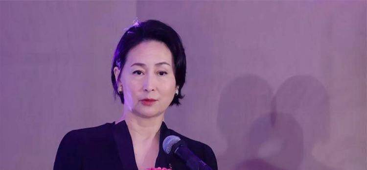 何鴻燊有6個兒子,為何選擇女兒何超瓊接班,而不是選擇兒子來接班?