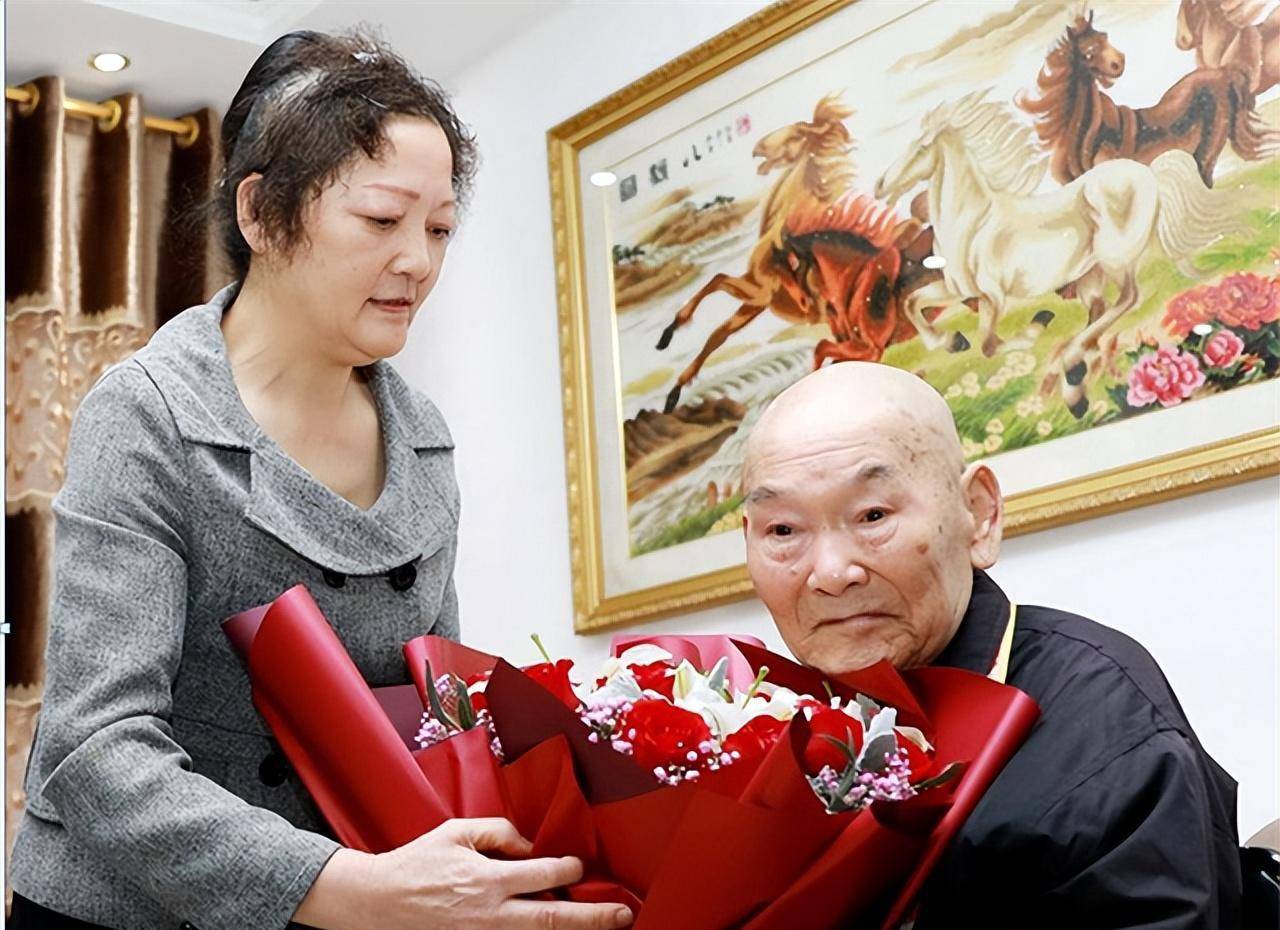 转眼间宋华到了上班的年纪,左思右想后,她决定去烈山矿的"灯房"工作.