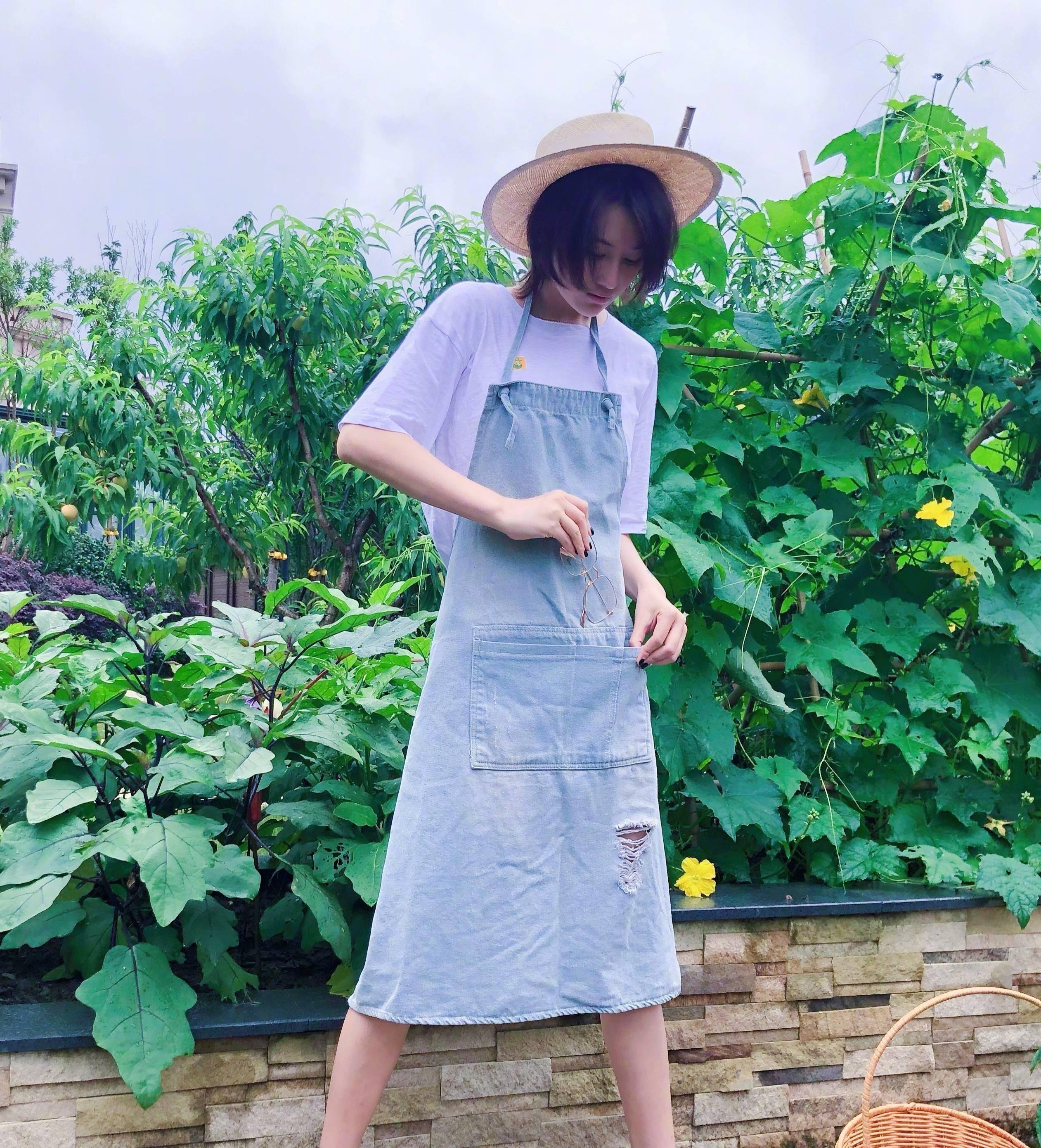 张馨予家菜园子丰收了,摘了满满一筐瓜果,小馋猫却并不满足,还想着吃