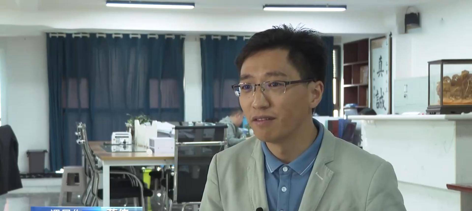 汶川地震中,四川小伙救下一外国女孩,为说一句谢谢找了蒋伟13年_阿雅