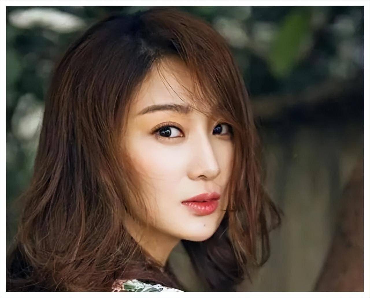 她演技好,被誉为"军花"代言人,出道14年零绯闻嫁小男子很幸福_侯梦莎