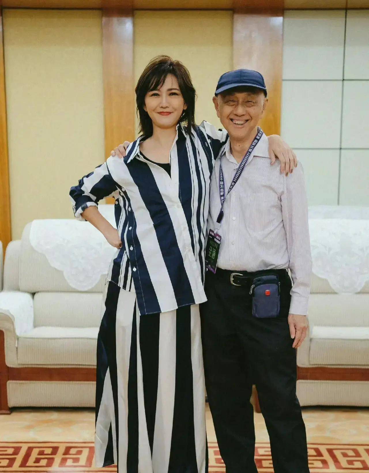 南洋理工大学电机系教授,母亲是老师,她们姐妹三人,孙燕姿排行老二