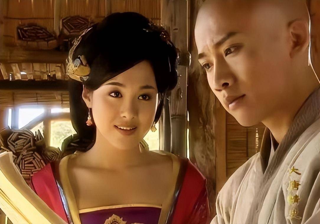 两人在上大学那会儿就认识了,长相秀丽可人的沈傲君一下就俘获了聂远