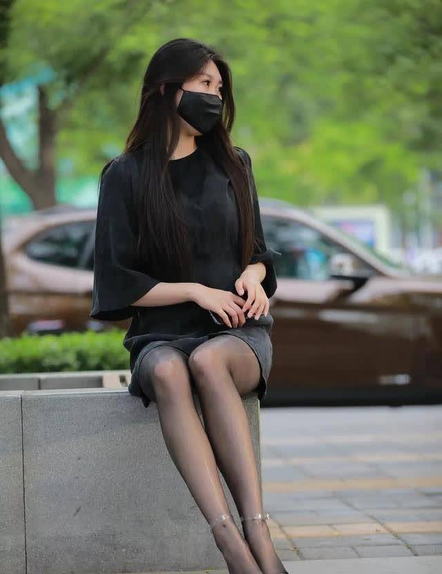 身材丰盈的小姐姐,淡淡的烟雾蓝色调,给人一种低调含蓄的美