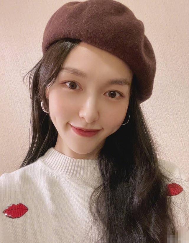 唐嫣分享自拍,皮肤状态似花季少女,嘟嘴卖萌可爱满分_贝雷帽_时尚