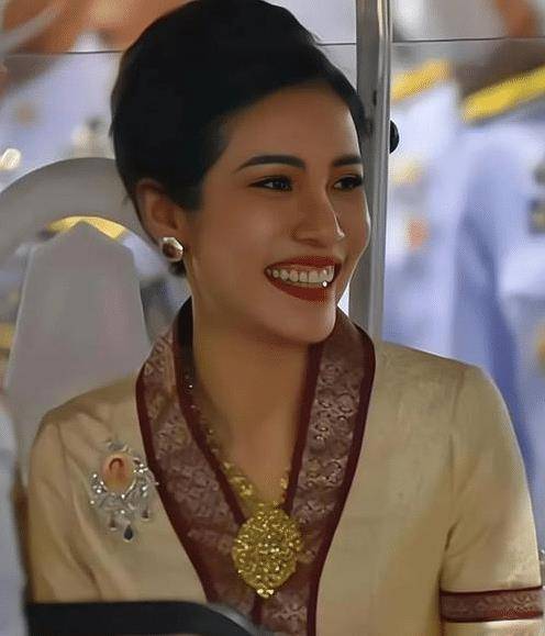 泰国贵妃诗妮娜:靠"丑照"俘虏泰王,玩儿心机想和王后一争高下_苏提达