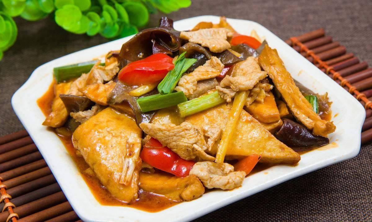 做家常豆腐时,下锅之前记得多加一步,做出的豆腐鲜嫩不容易碎_味道