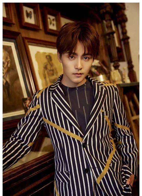 马天宇晒出自己住的房子,客厅这也太杂乱了,看家里衣服鞋子_生活_的