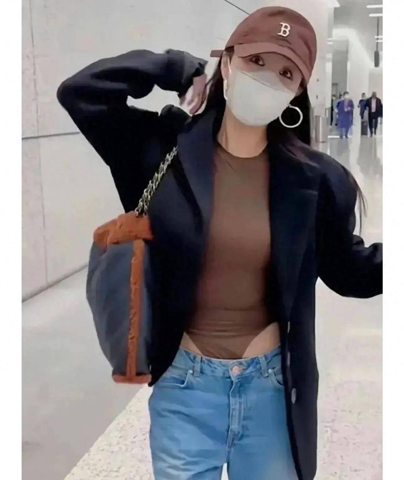 李菲儿大胆的机场着装引发热议但他低调的魅力难掩实质