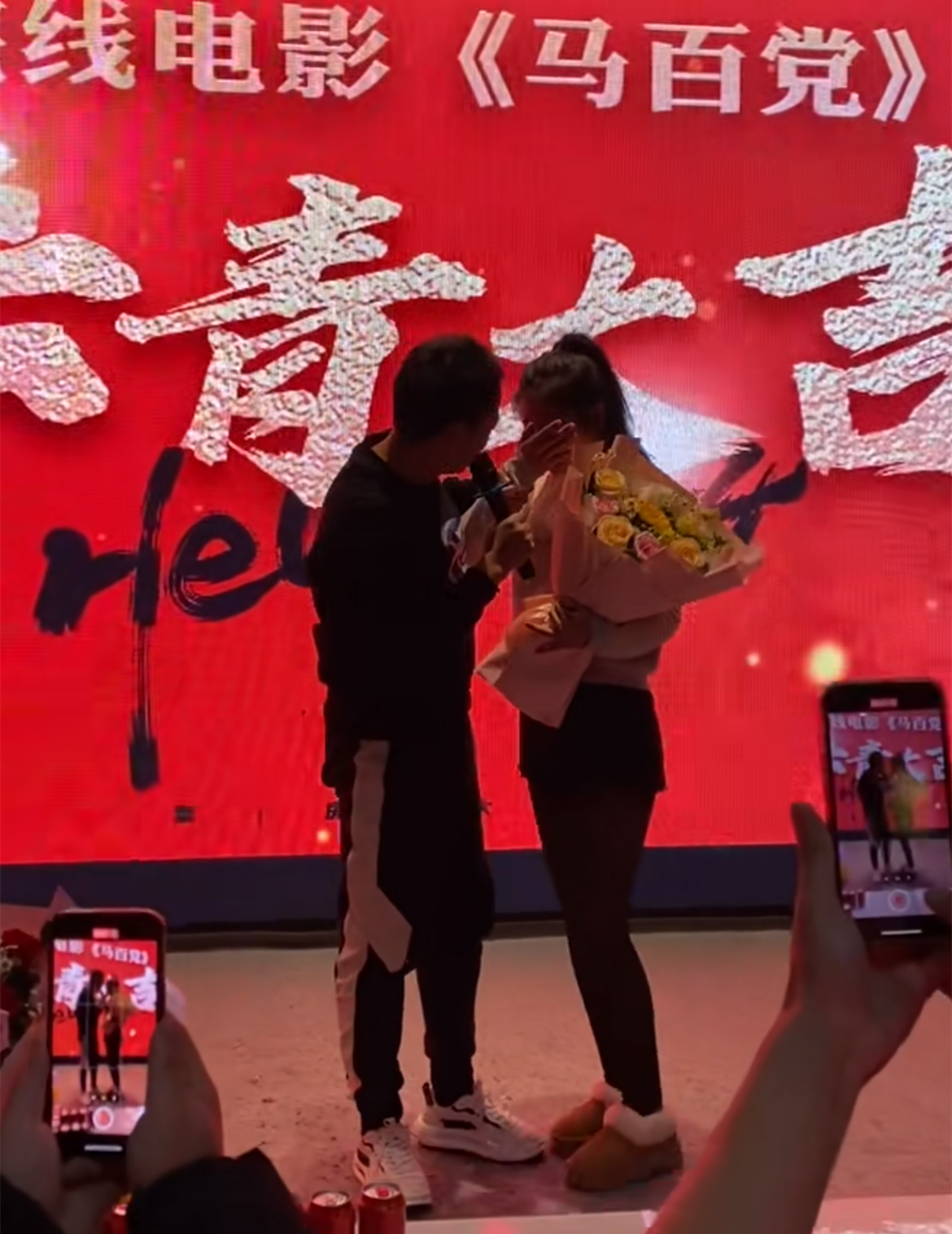 但他却牵着女方的手秀恩爱,随后李嘉明便对着镜头诉说了一些事情,由于