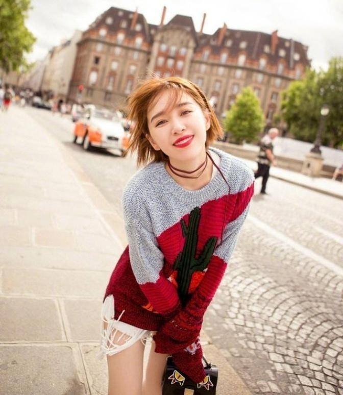 "盘丝洞"的牛仔短裤搭配紫色毛衣,阚清子秒变金毛女神!