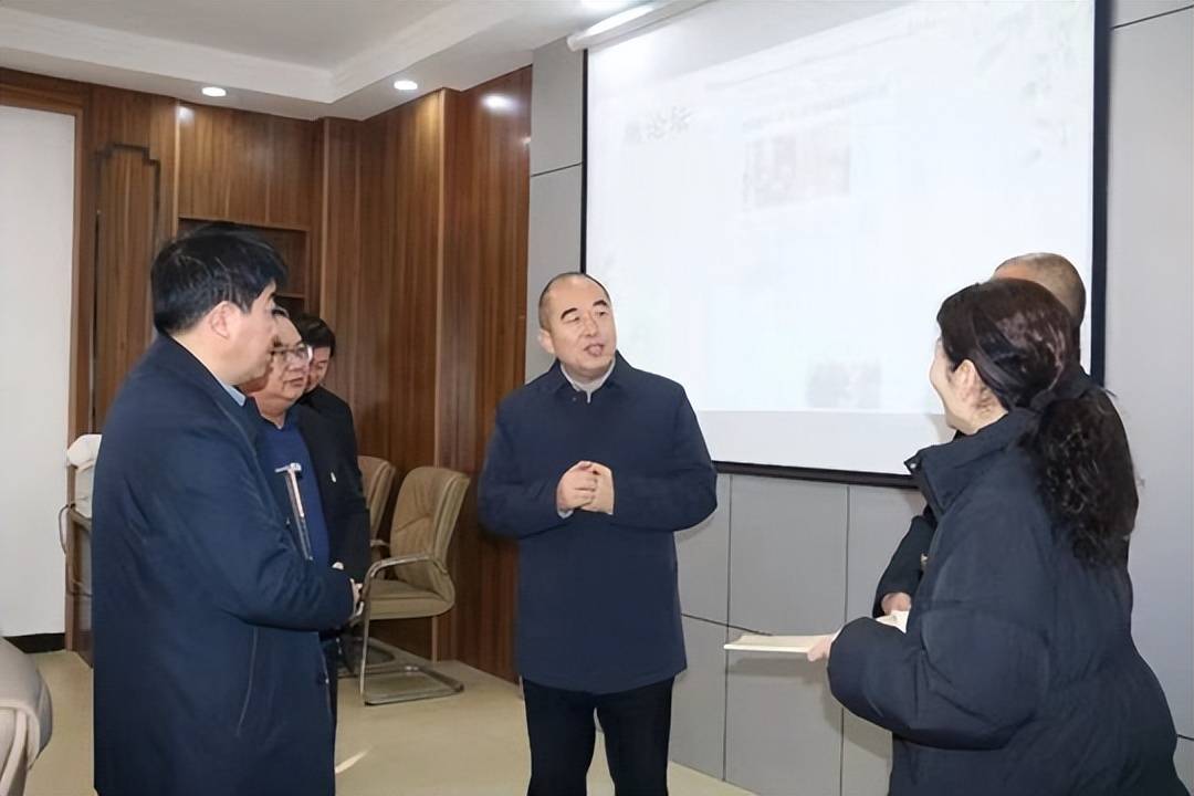 商丘人大常委会副主任梁园区委书记张兵到商丘市八中调研指导工作