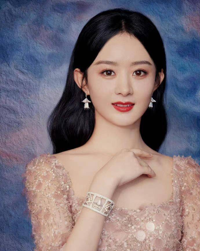 赵丽颖参加活动,红裙露背梦回周翡,赵小刀附身调侃主持人胖了_造型