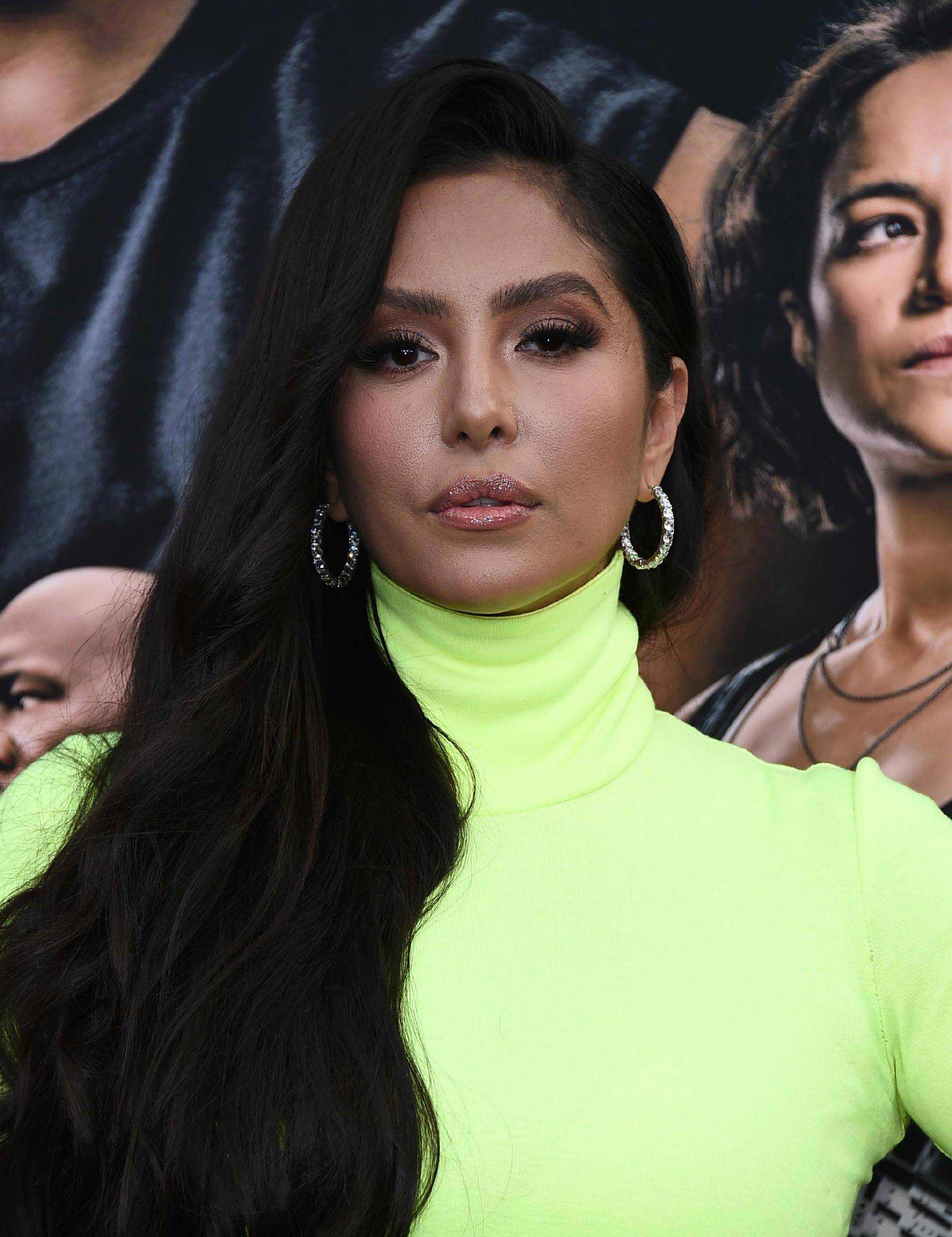 远远的,尤其是在年轻漂亮的女儿的映衬下,瓦妮莎显得苍老了许多.