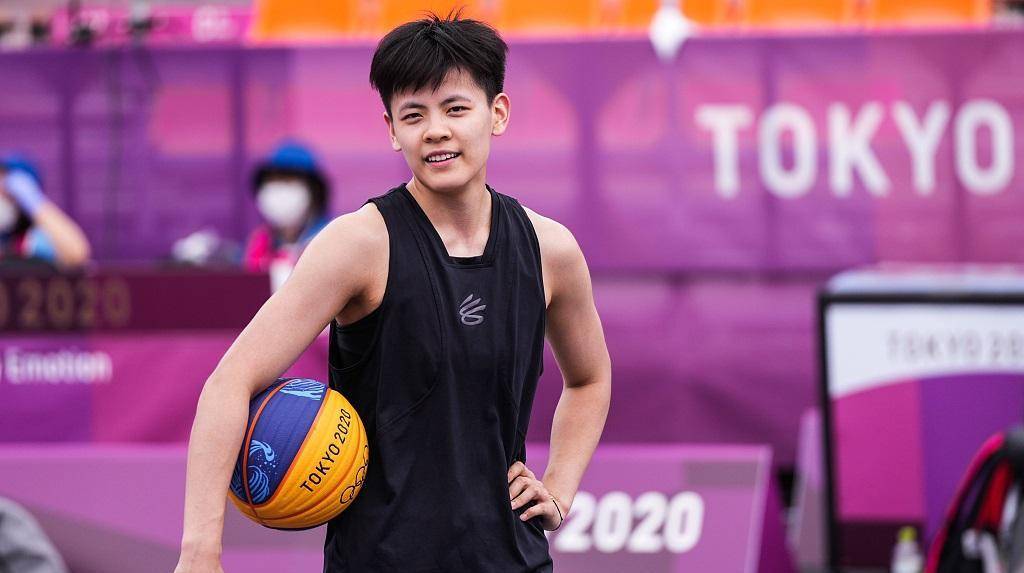 篮球女将杨舒予:19岁征战东京,因帅火爆全网,被赞"人间扳手"_比赛