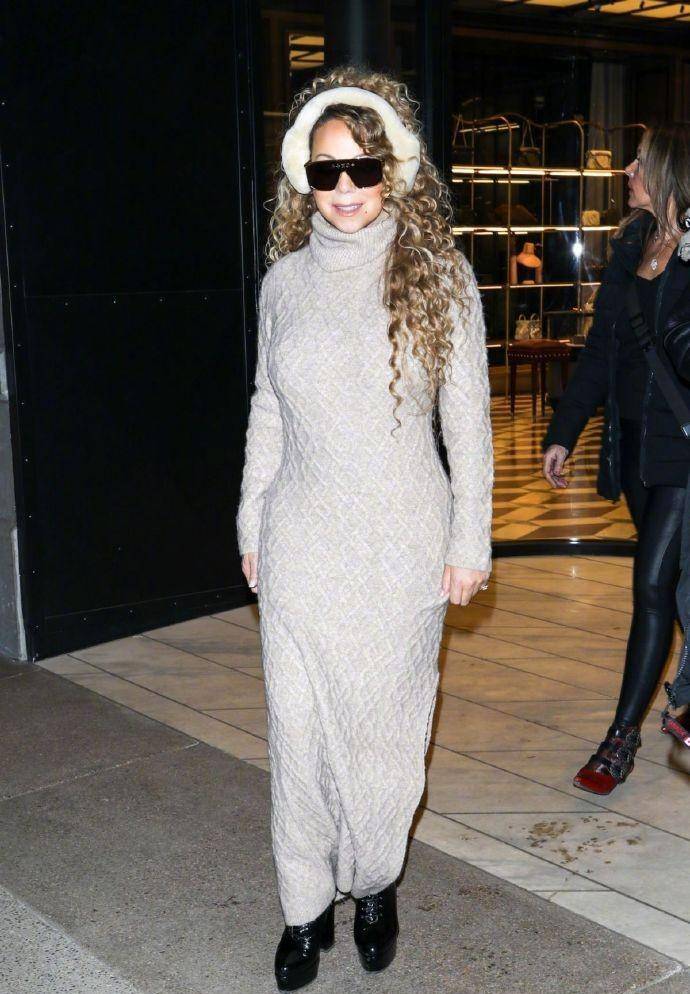 花蝴蝶玛丽亚·凯莉的3套秋冬穿搭,时尚保暖又好看,耀眼又高级_黑色