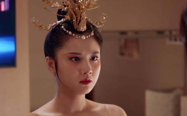 我们这十年:忍了娄艺潇的"肿肿脸",实在忍不了张慧雯的斗鸡眼_表演