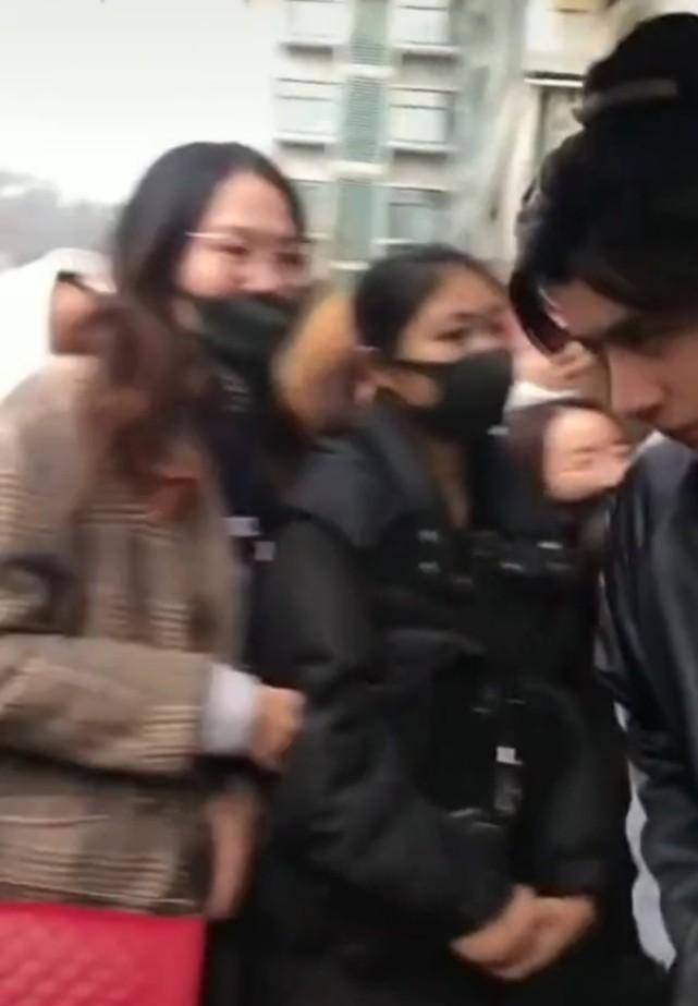 王一博粉丝太难了,"跪下"拍照连个回头都得不到,用得着这么卑微?