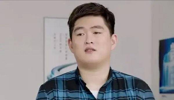 赵本山儿子现身活动现场,拿廉价香烟很低调,激情演唱《想你的夜》_赵