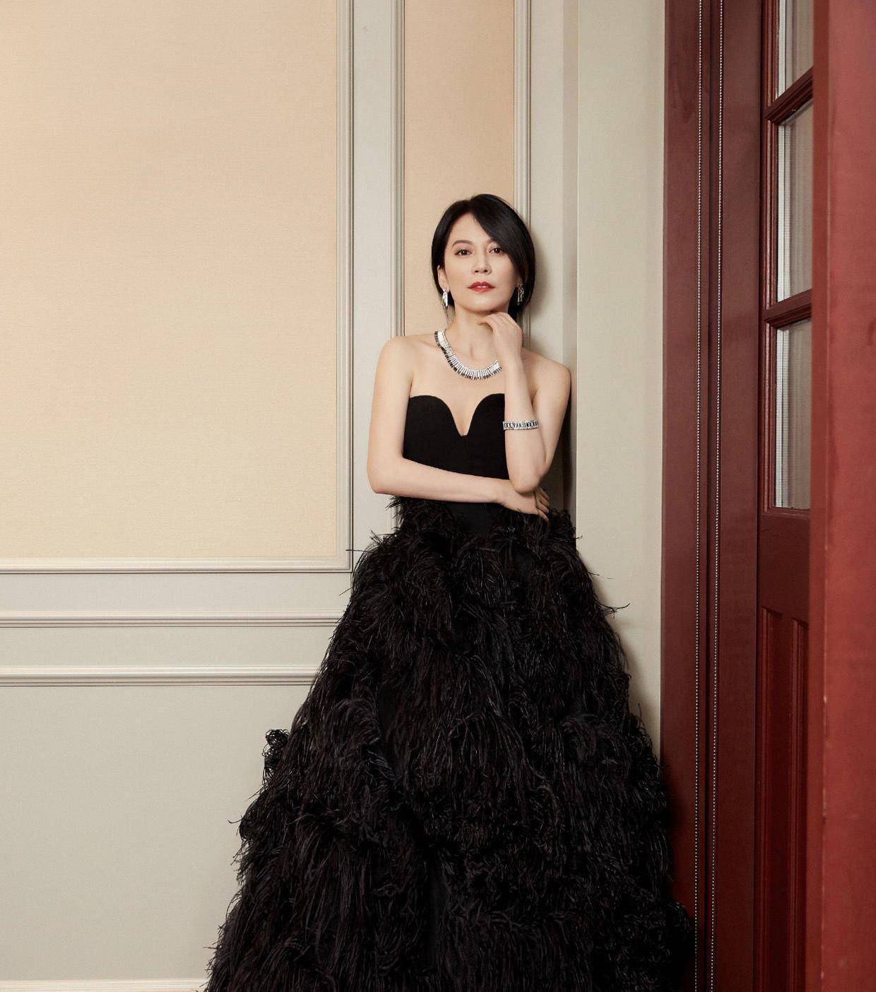 50岁俞飞鸿近照,皮肤暗黄眼袋下垂,岁月又能放过谁?_气质_女神_一身