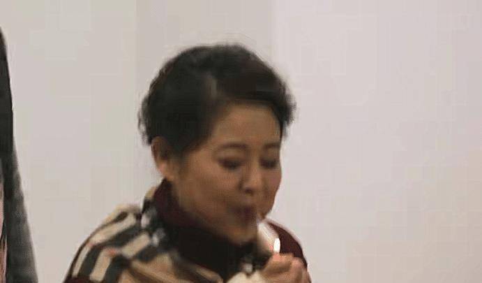 有网友看到倪萍抽烟的照片后,纷纷在网上表示,难怪她这几年主持的