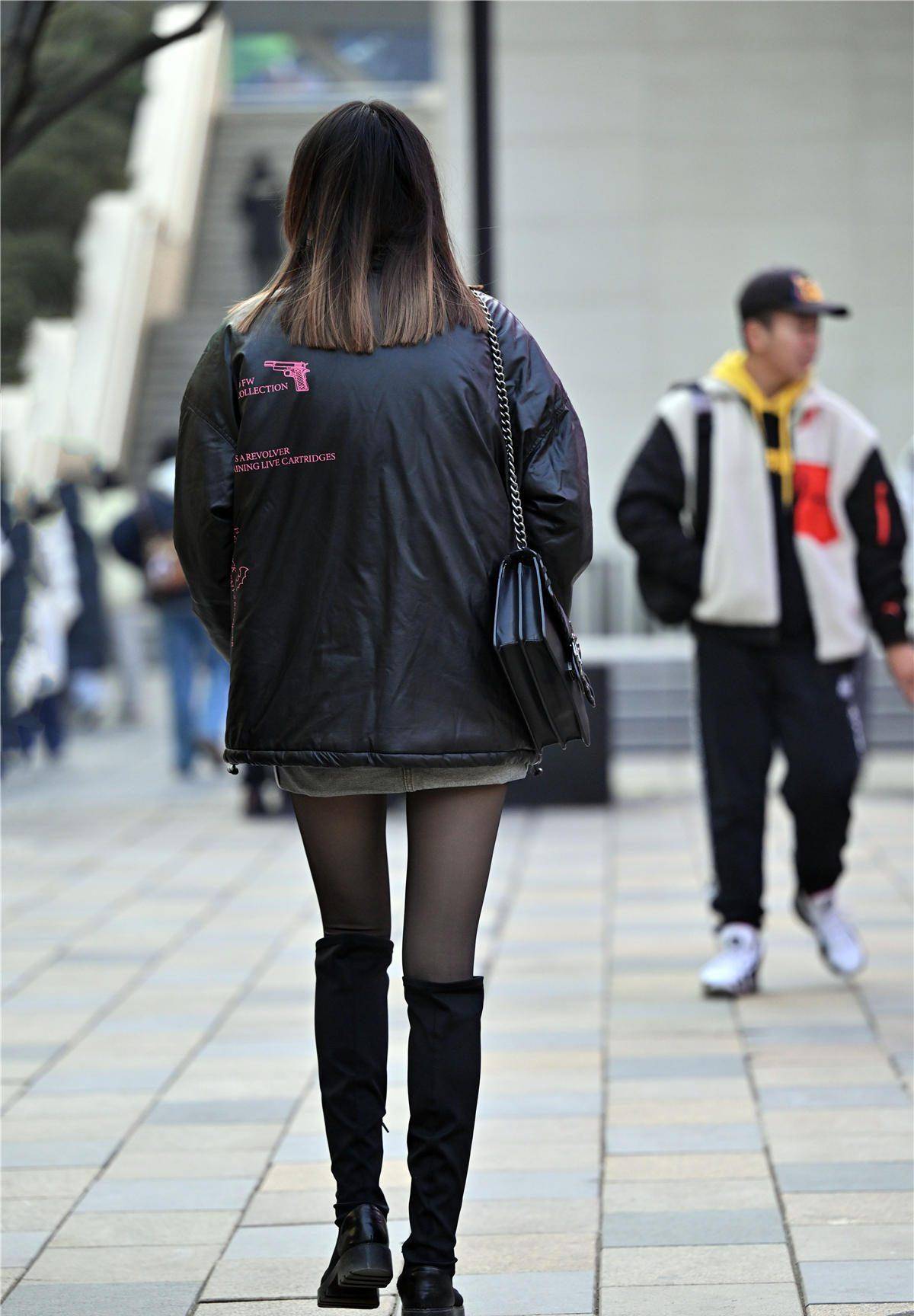 丝袜搭配长靴,冬季的经典组合风格,精致的美女更会搭配_黑色_款式