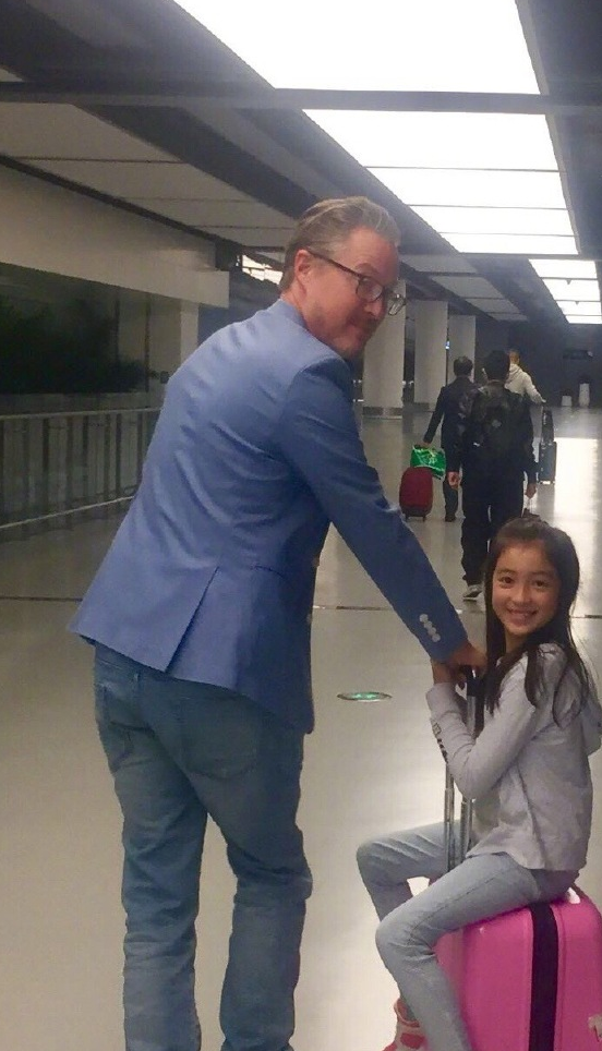 夏克立带女儿现身,被爸爸推着的夏天超幸福,安静甜笑的样子超美_小