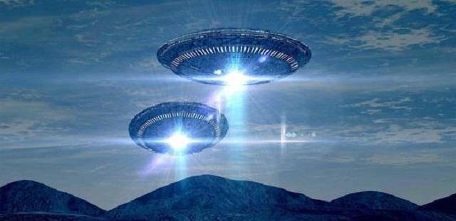 他把收集的三万份ufo资料捐给大学,其中有著名的"猎鹰湖"事件_飞行物