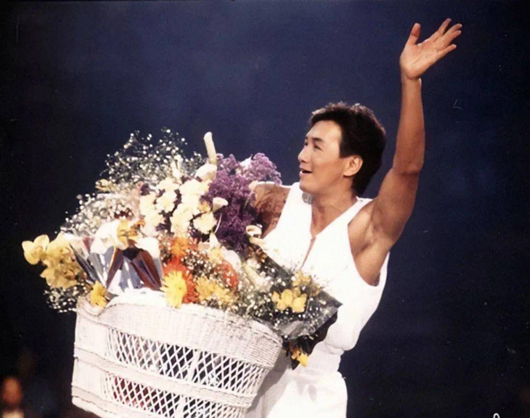 1992年,香港影坛乐坛盛世,歌神许冠杰为什么在此时急流勇退?