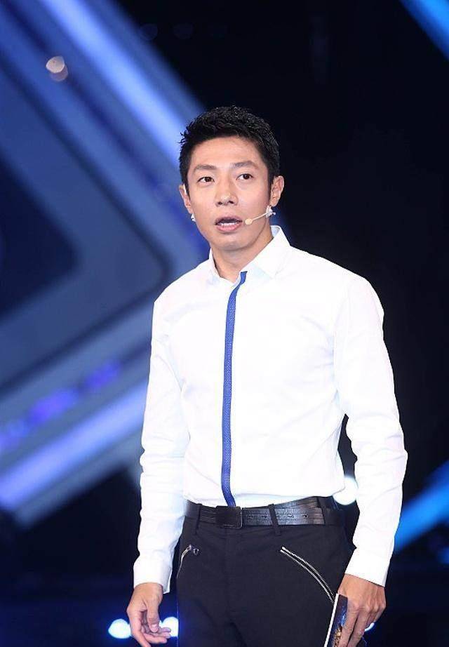 而他所主持过的春晚就有21届之多,他所主持的节目《艺术人生》还被